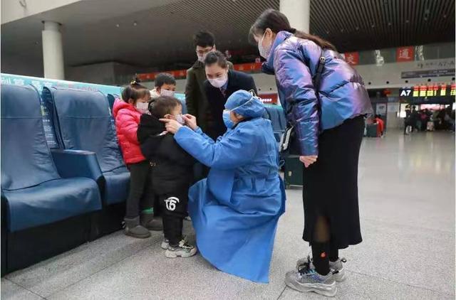 最紅黨旗 最美“逆行” ── 南昌大學第四附屬醫院一線黨員抗擊疫情速寫